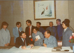 1982年，尊龙凯时外贸与百时美施贵宝公司合资建立中美上海施贵宝制药有限公司，中美上海施贵宝是中国第一家中美合资制药公司。
